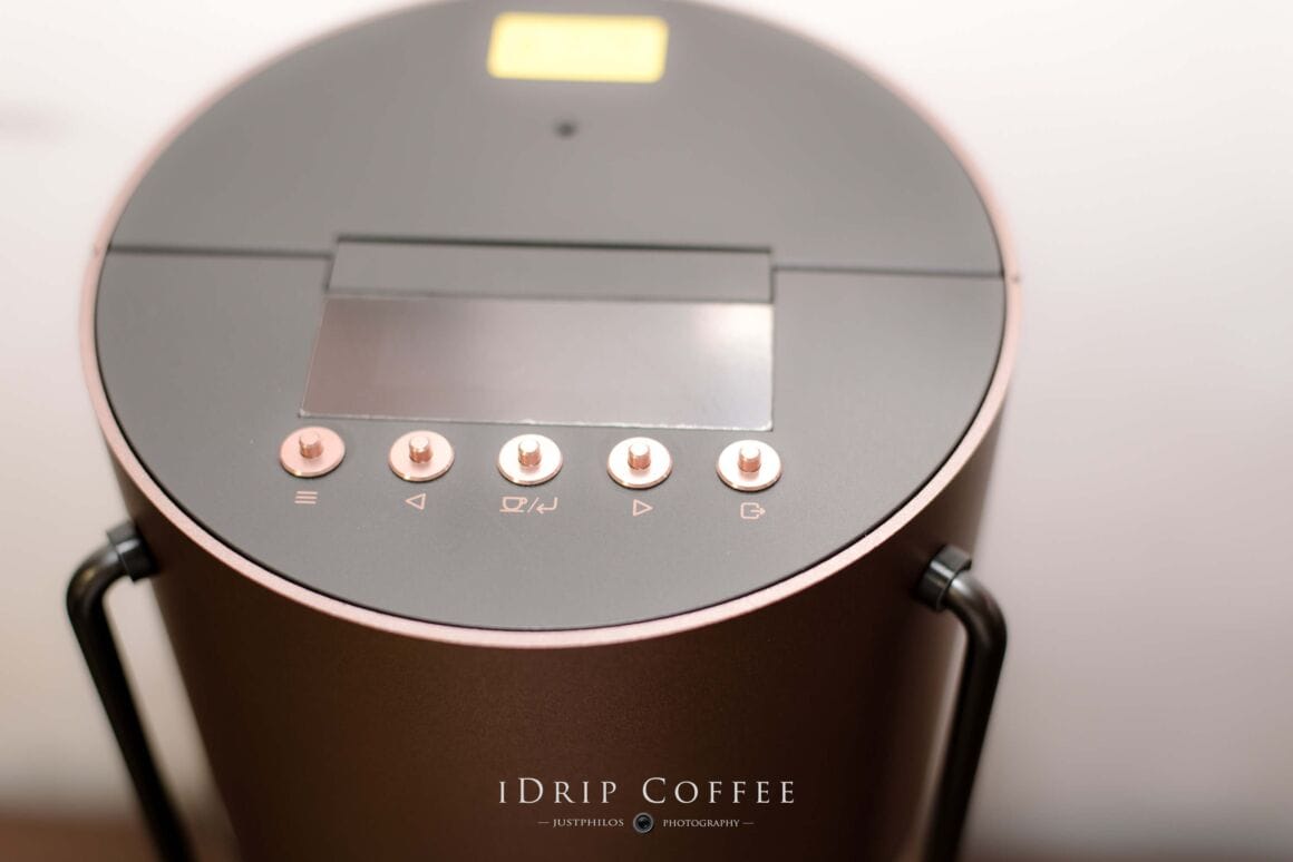咖啡機上方面板設計也很簡潔，五個金屬質感的按鈕搭配圖示非常淺顯易懂。