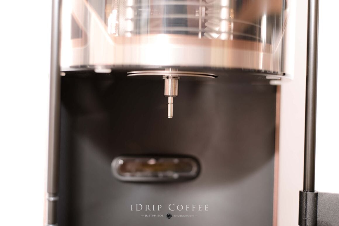 這個專利的注水頭就是這台咖啡機的主要特點之一，可以模擬手沖咖啡師手沖咖啡的手法。