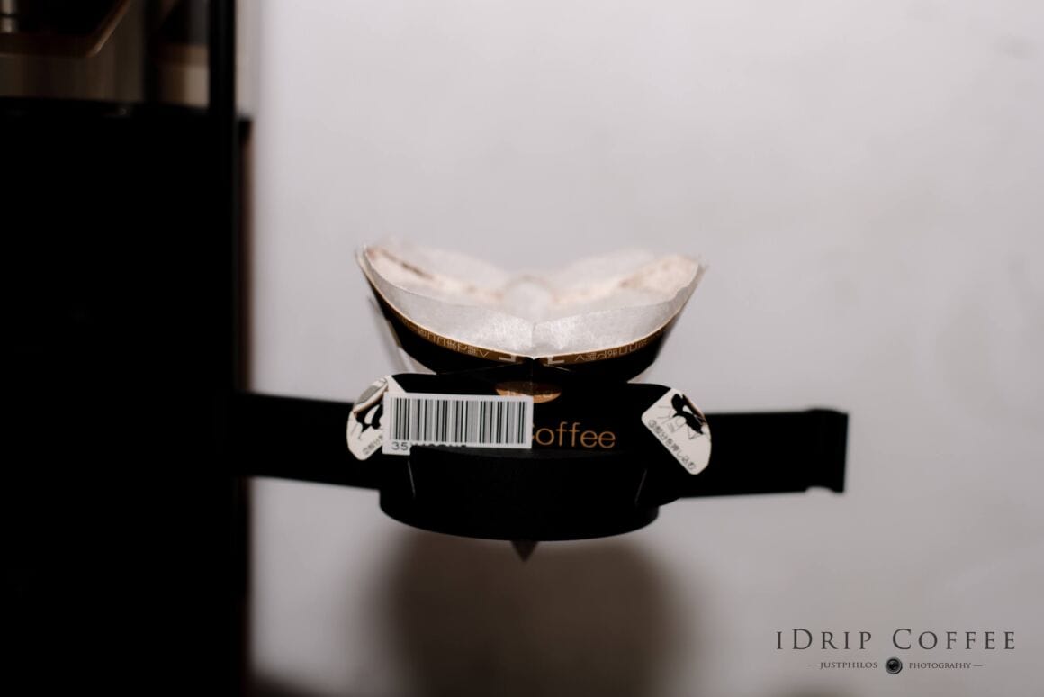 將咖啡機的掛架拉出來，將咖啡包直接掛在掛架上。