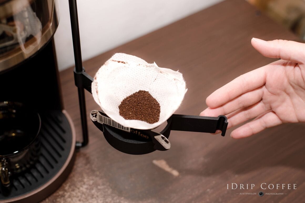 在推回掛架的時候可以小小輕敲咖啡掛架，讓掛耳包內的咖啡豆可以更均勻的分佈在濾紙內。