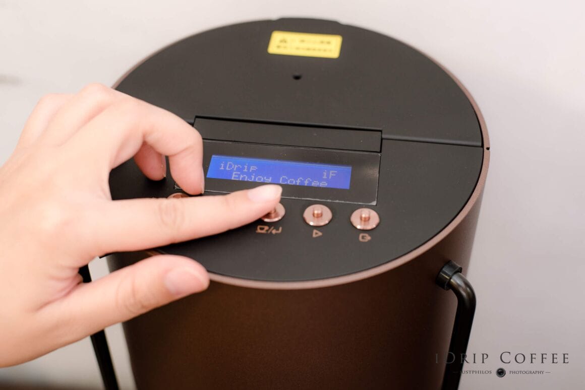 最後按下咖啡沖煮的按鈕就會開始沖煮咖啡囉。