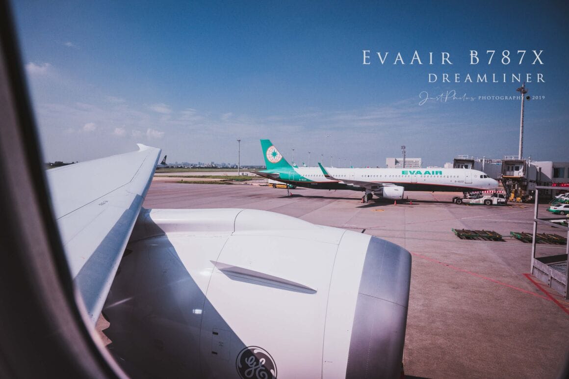 這次選擇依舊是靠窗的座位，可以看到隔壁同樣是長榮航空的A321-200客機。