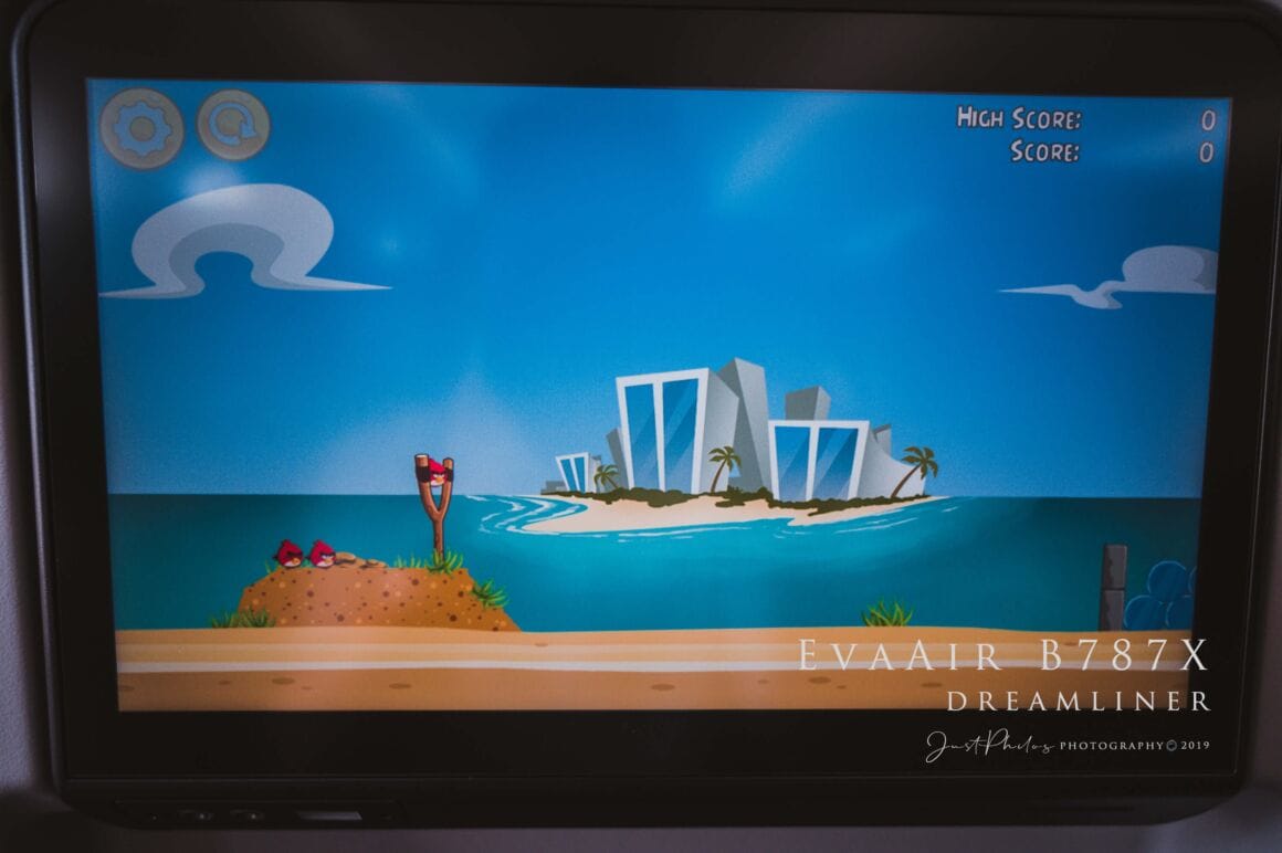 遊戲部份則有簡單的觸碰式遊戲，如憤怒鳥。