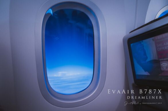 B787客機的窗戶較一般客機大，是使用「電子窗戶」，利用氧化鎢電致變色玻璃。
