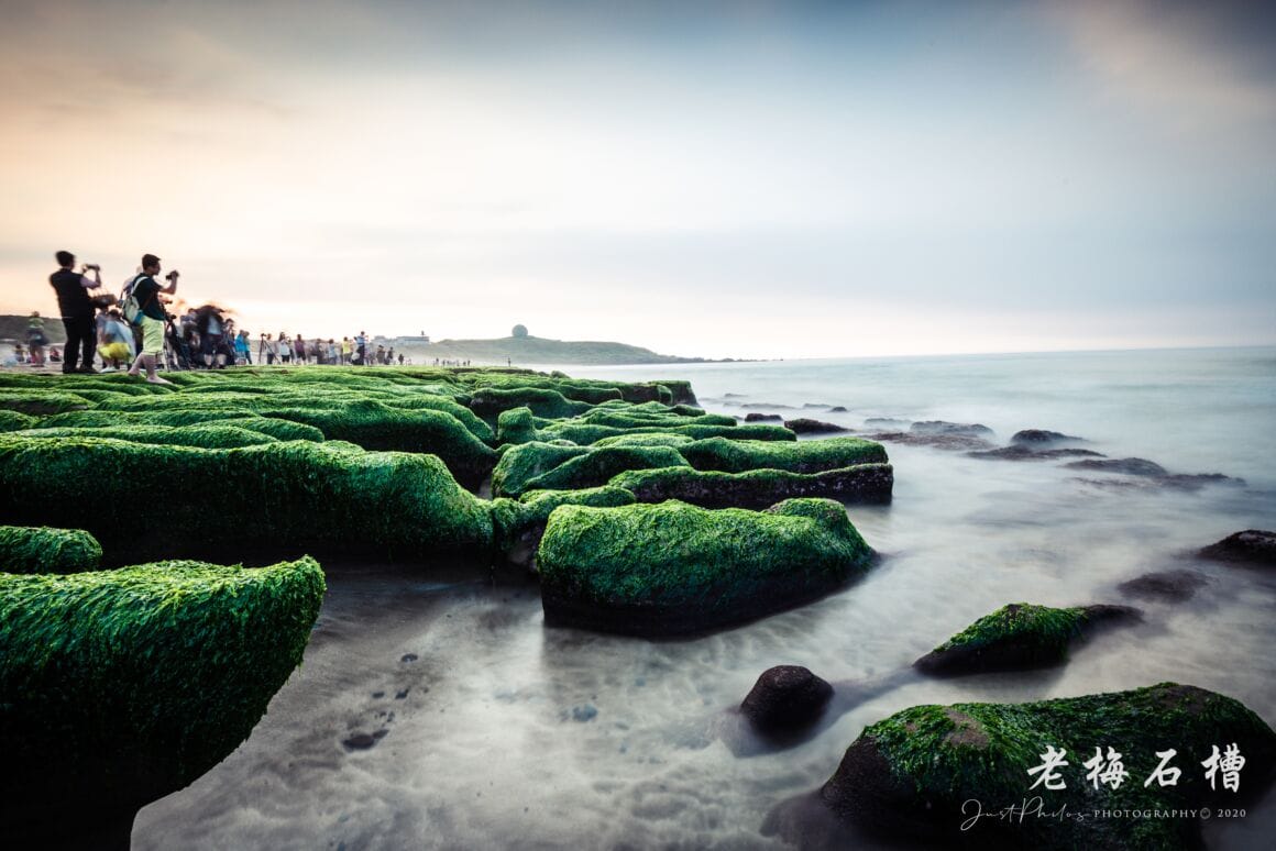 老梅石槽可以用長曝的方式拍攝，拍出涓涓的海水細流。