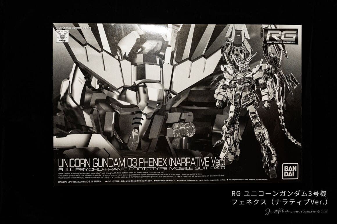 外盒維持PB系列限定版一貫的風格彩單色系印刷，沒辦法呈現金色的裝甲有點可惜。