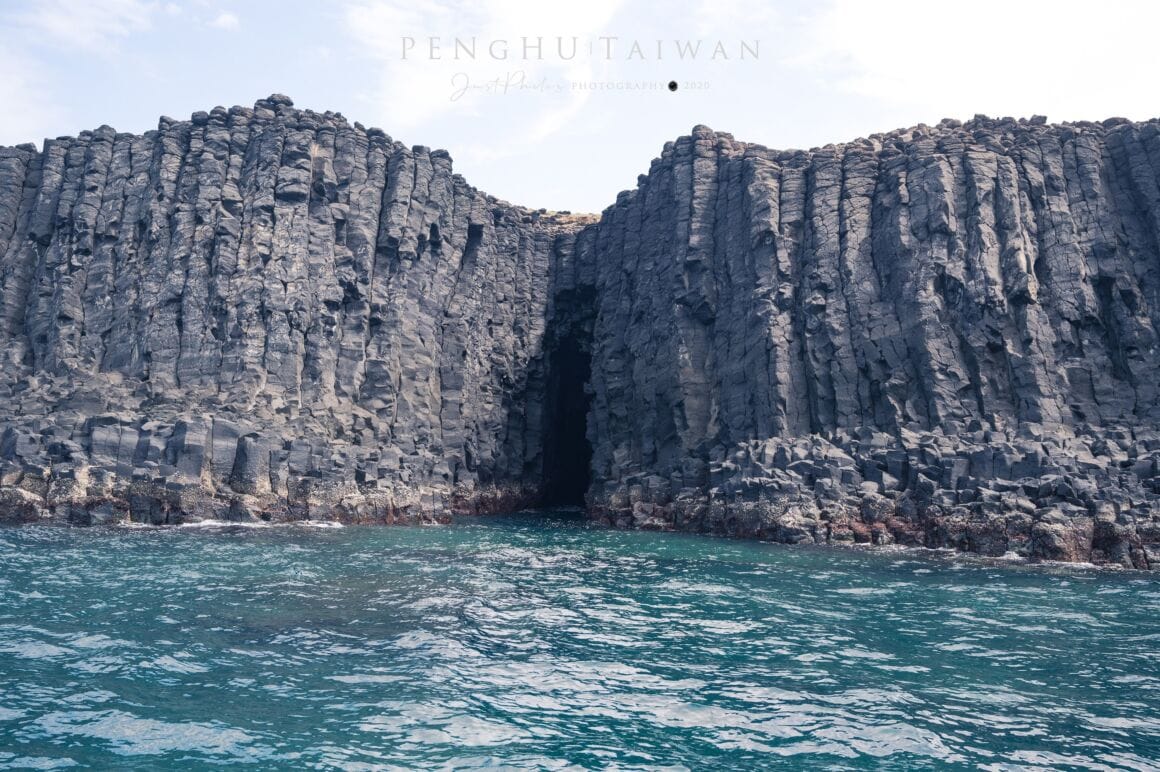 從另外一個角度欣賞西吉嶼，也可看到另外一個還在形成的海蝕洞。