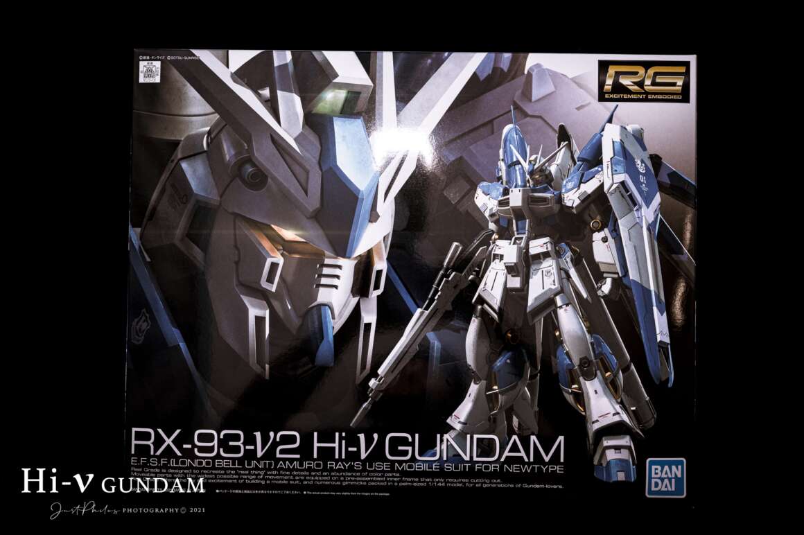 這次 RG Hi-ν 鋼彈的外盒一樣採大盒裝設計，但厚度部分已經逼近 ￼RG 沙薩比的盒裝厚度。