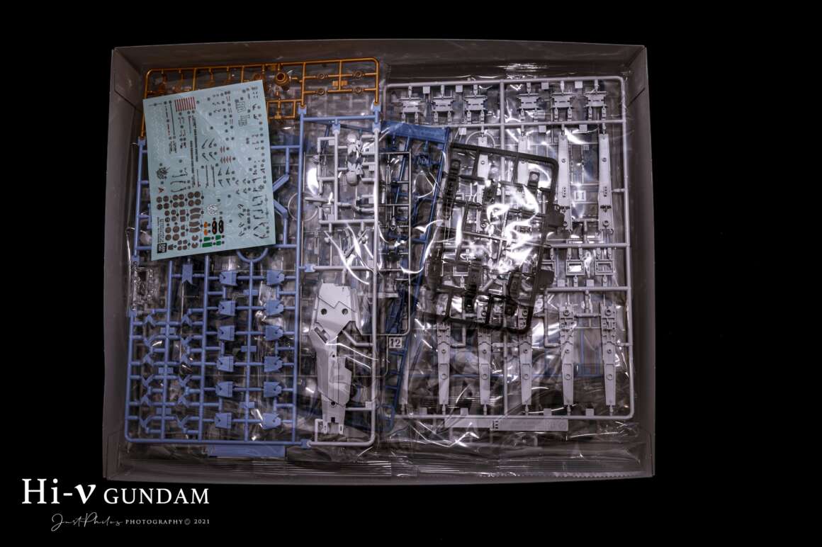 RG Hi-ν 鋼彈這次的組裝板件多達14片，其中還包含大片的板件，外加一個膠貼。