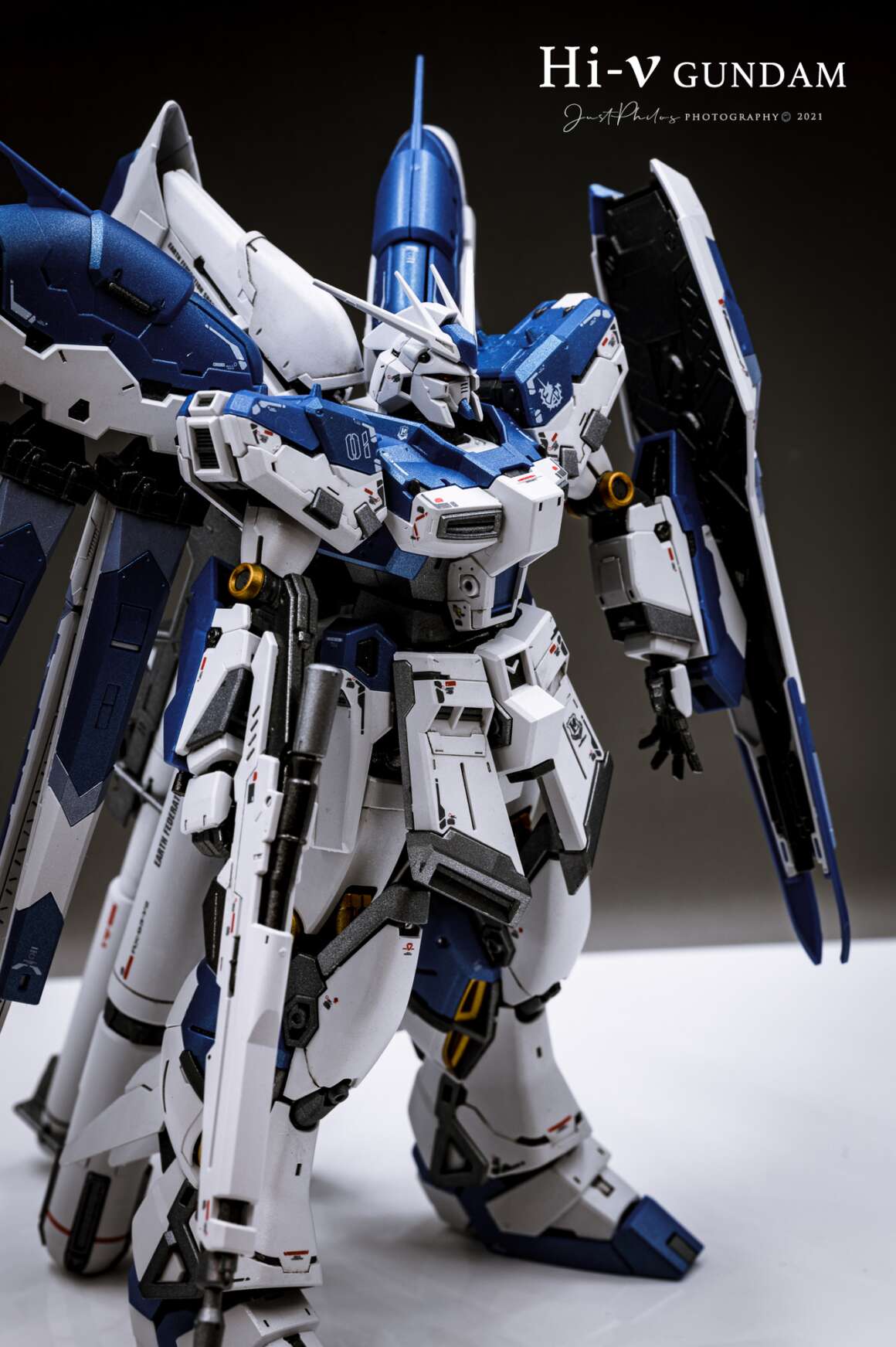 這次 RG Hi-ν 鋼彈在頸部後方有做可動關節，所以可以輕易做到仰頭的姿勢。