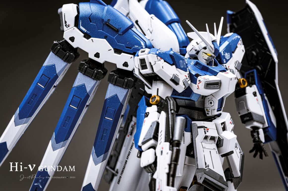 RG Hi-ν 鋼彈背部除了有翼狀推進器外，還有火箭砲筒的設計，整個側面非常的帥氣。