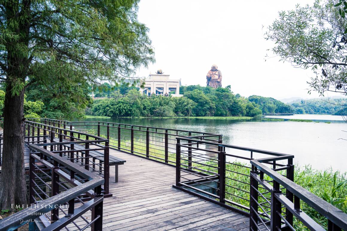 峨眉湖水濱平台的休息區，可以稍做休息停留。