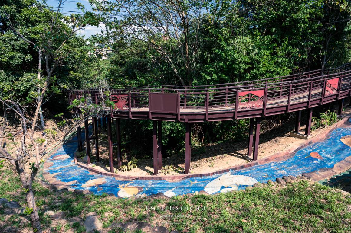 余伯伯的彩繪溪流橋。