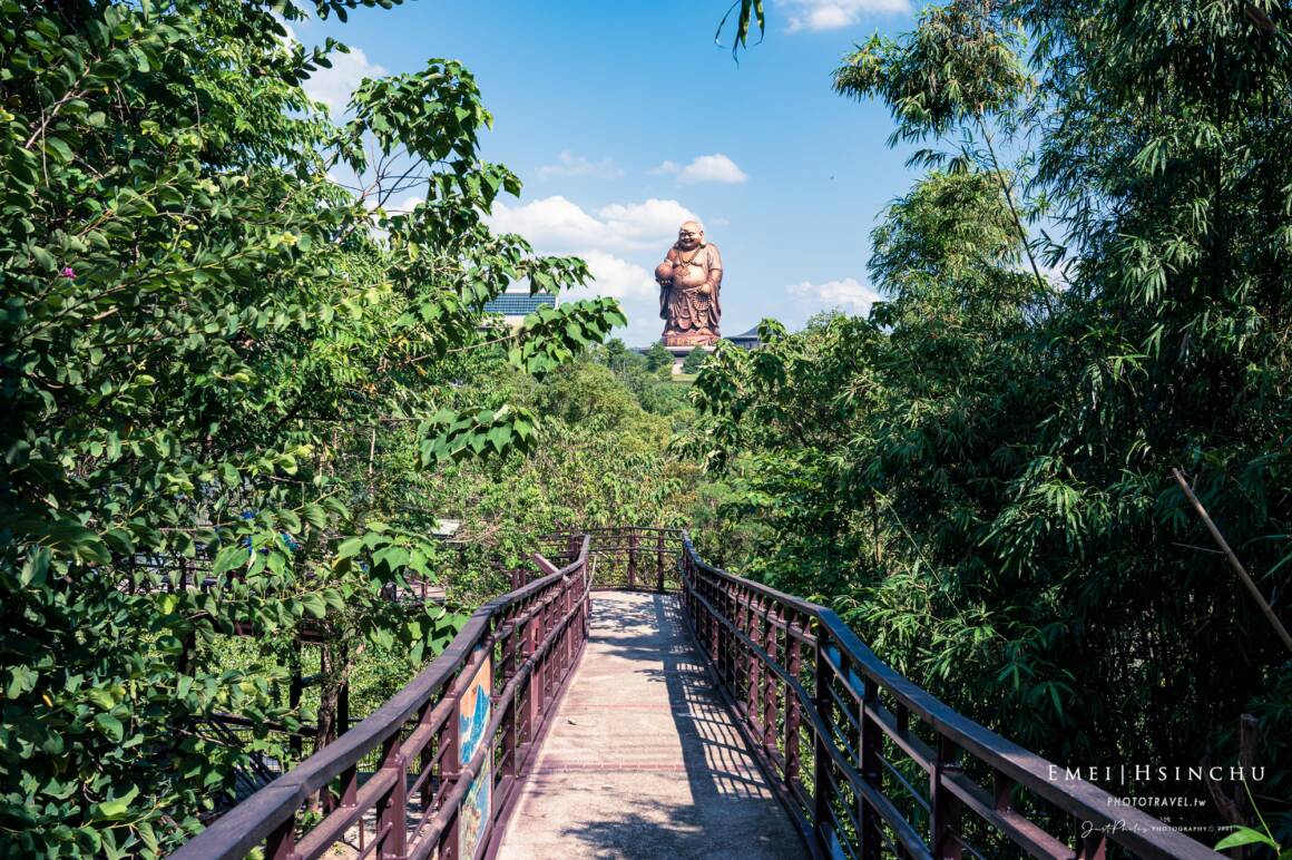 順著彩繪溪流步道前進，就可看到彌勒大佛出現在彼岸。