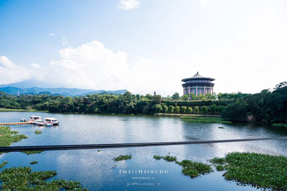 細茅埔吊橋上的峨眉湖湖面美景，一點都不輸日月潭的風光。