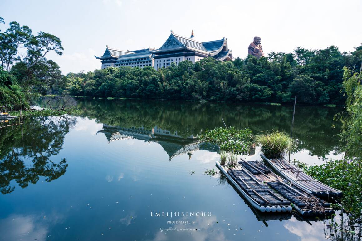 走到峨眉湖步道終點時，千萬不要錯過這隱藏版的美拍景點，湖中的倒影非常吸睛迷人。