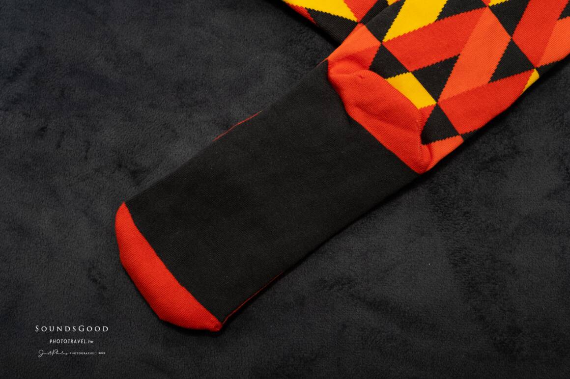 SOUNDSGOOD 襪子底部採用毛巾底，穿類似馬丁或皮鞋等底部較硬的鞋子穿起來很舒服。