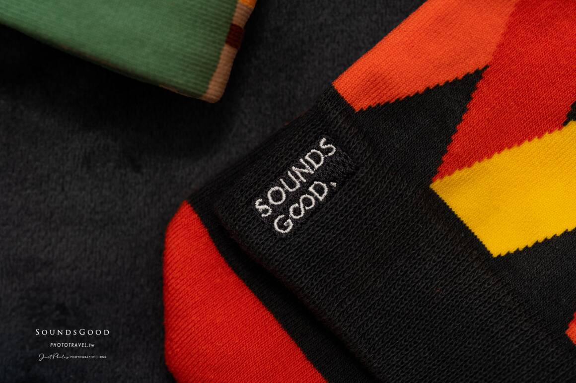 SOUNDSGOOD的中筒襪子，在左腳有側邊縫製的品牌LOGO，且每一款襪子都不一樣，是滿特別的小巧思。