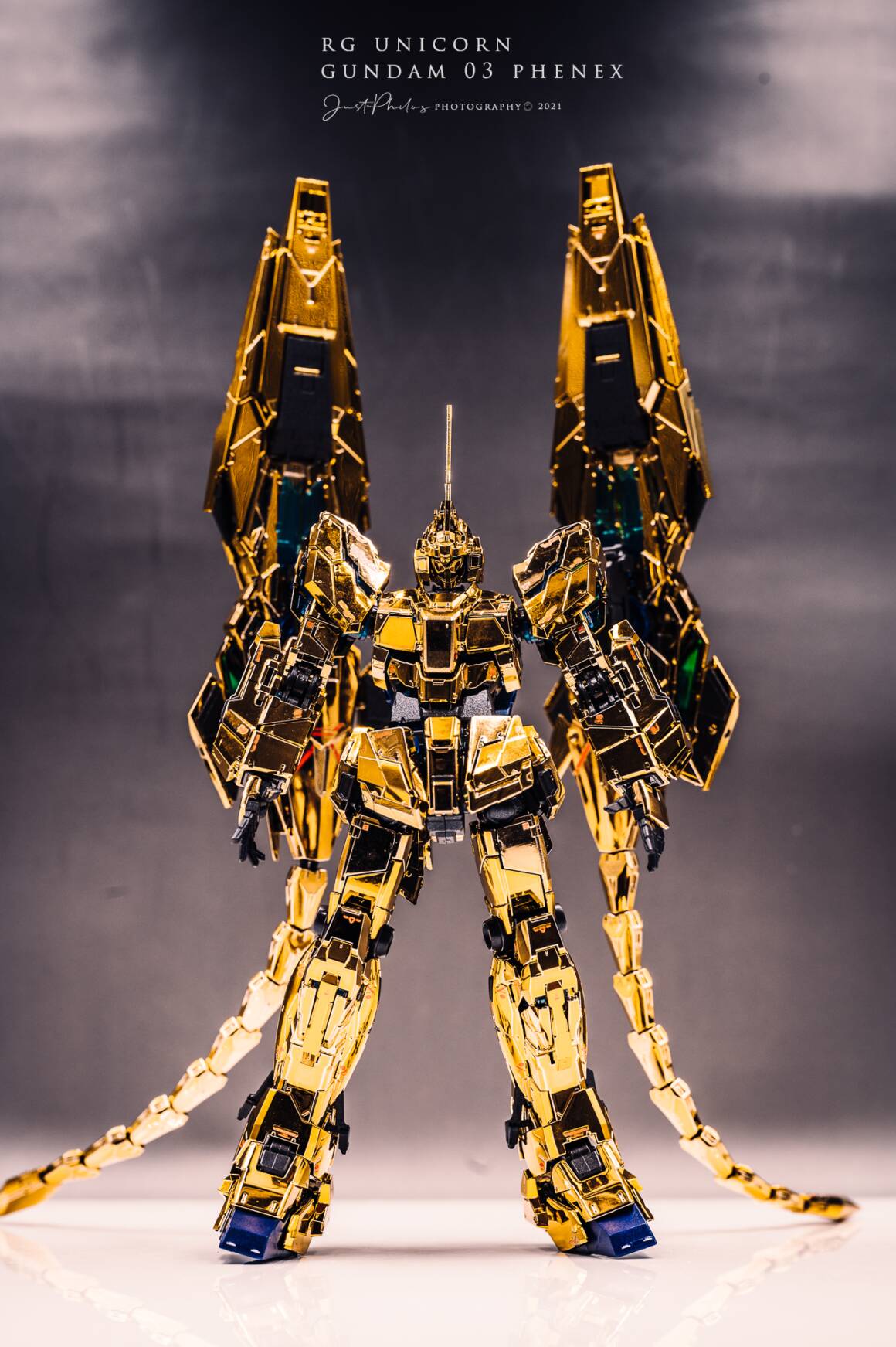 RG鳳凰獨角獸模式，可以看出DE大盾的角度與位置相較於之前的鳳凰版本高出取多。