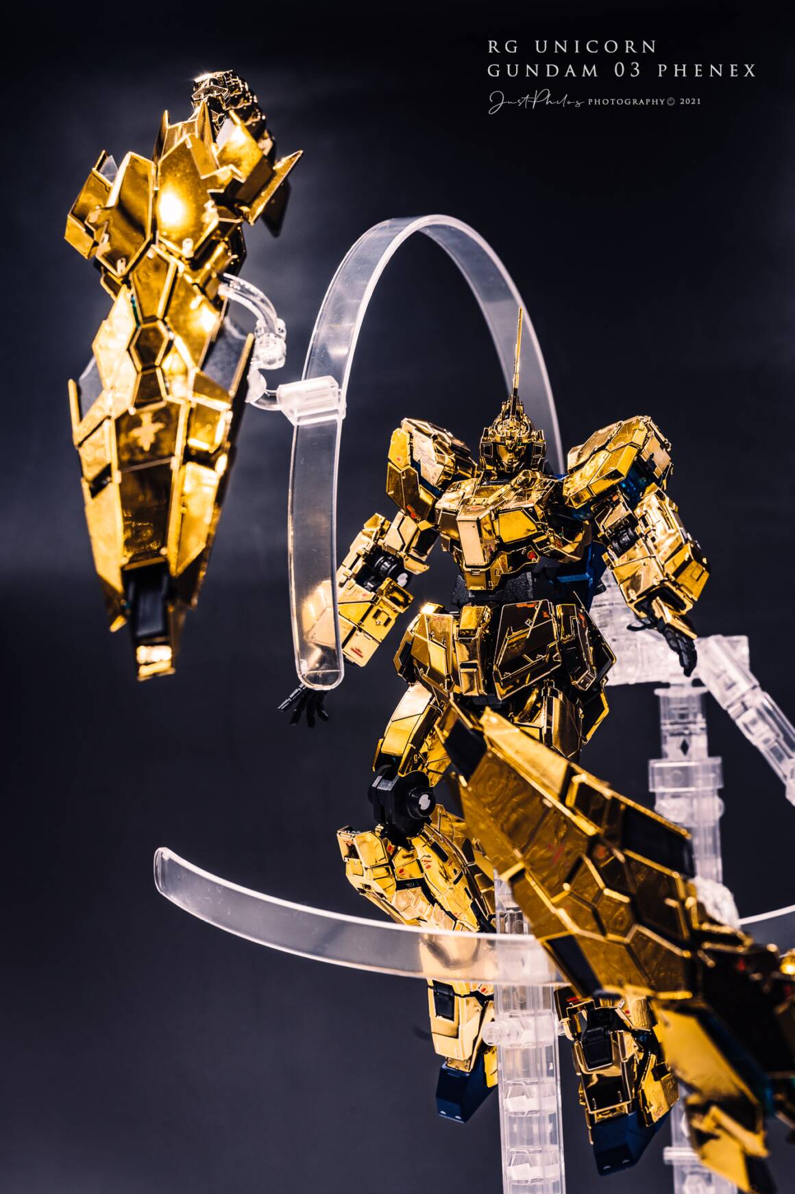 獨角獸版本的RG鳳凰，搭配DE盾重現漫畫場景。