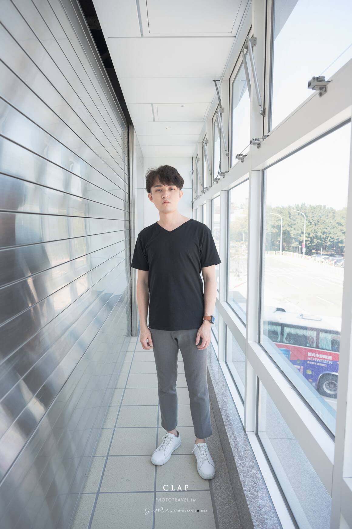 黑色V領素T+灰色西裝褲，也是很經典的搭配方式。