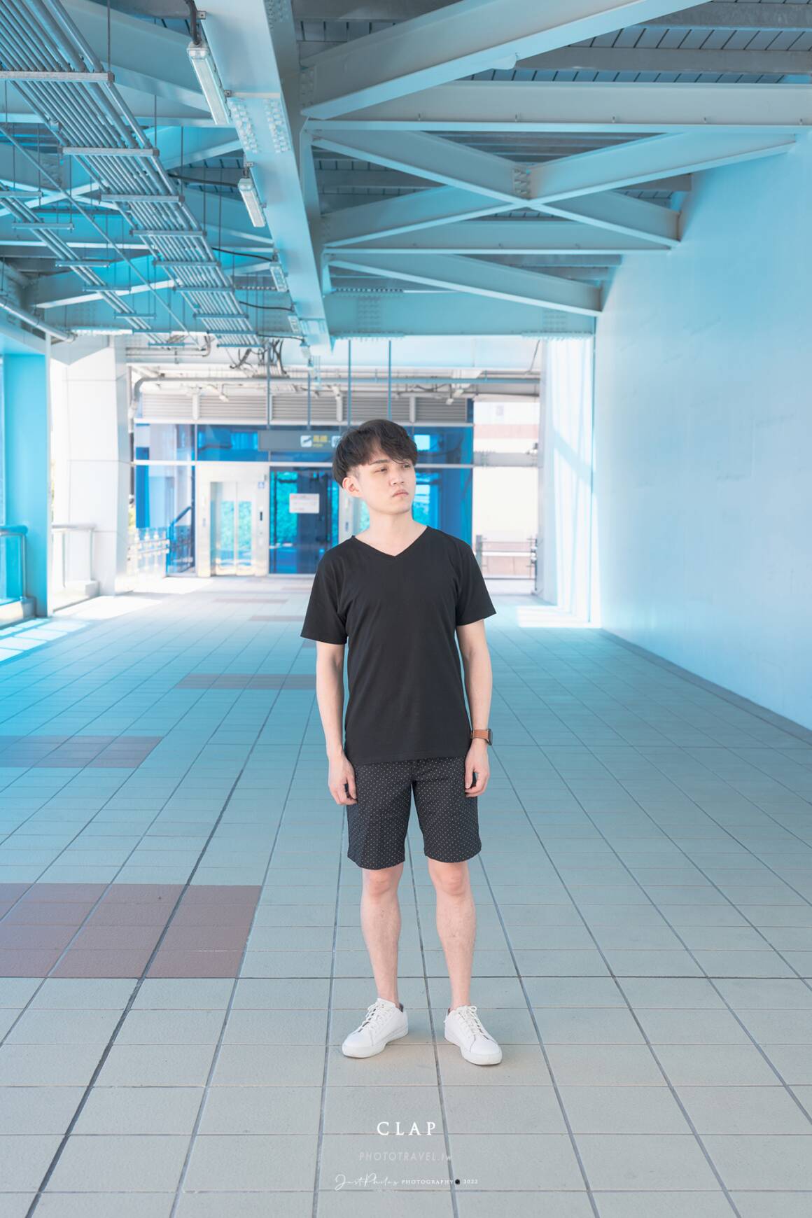 黑色V領素T搭配圓點黑褲。同色系的黑色搭配也是很常見的穿搭方式，選擇圓點的褲子具有畫龍點睛的效果。