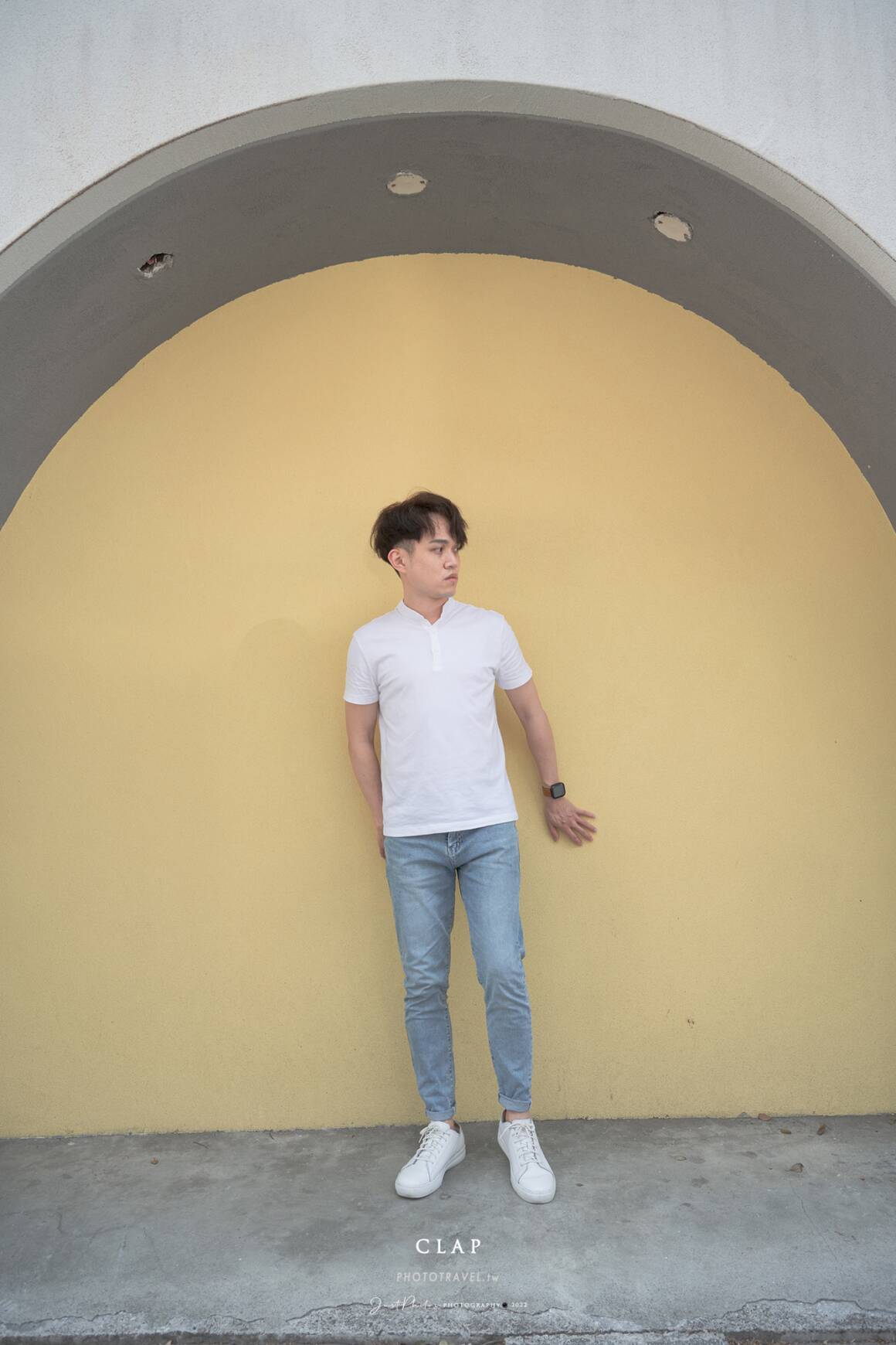 亨利領白T+牛仔褲也是很實搭的穿搭方式。