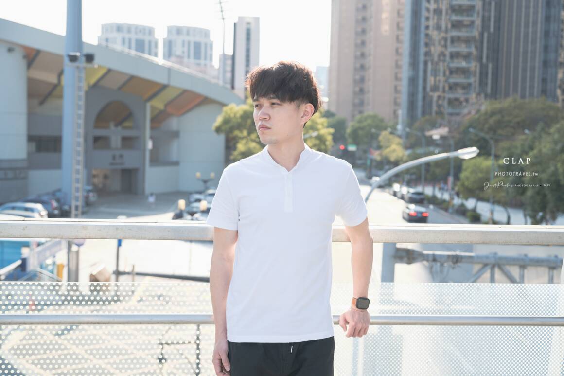 白色亨利領素T搭配黑色短褲，亨利領素T因為開襟設計，同樣也有修飾臉型的效果。