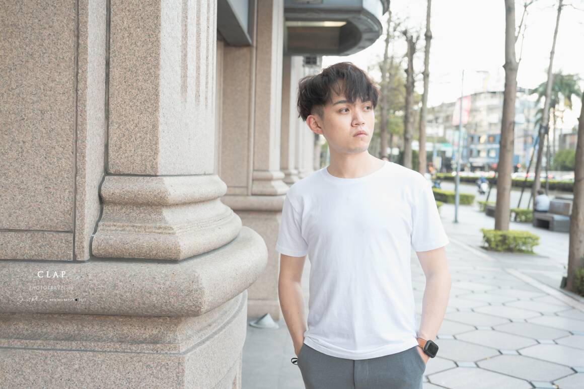 白色圓領素T+灰色西裝褲，很適合假日穿搭的都市休閒感。