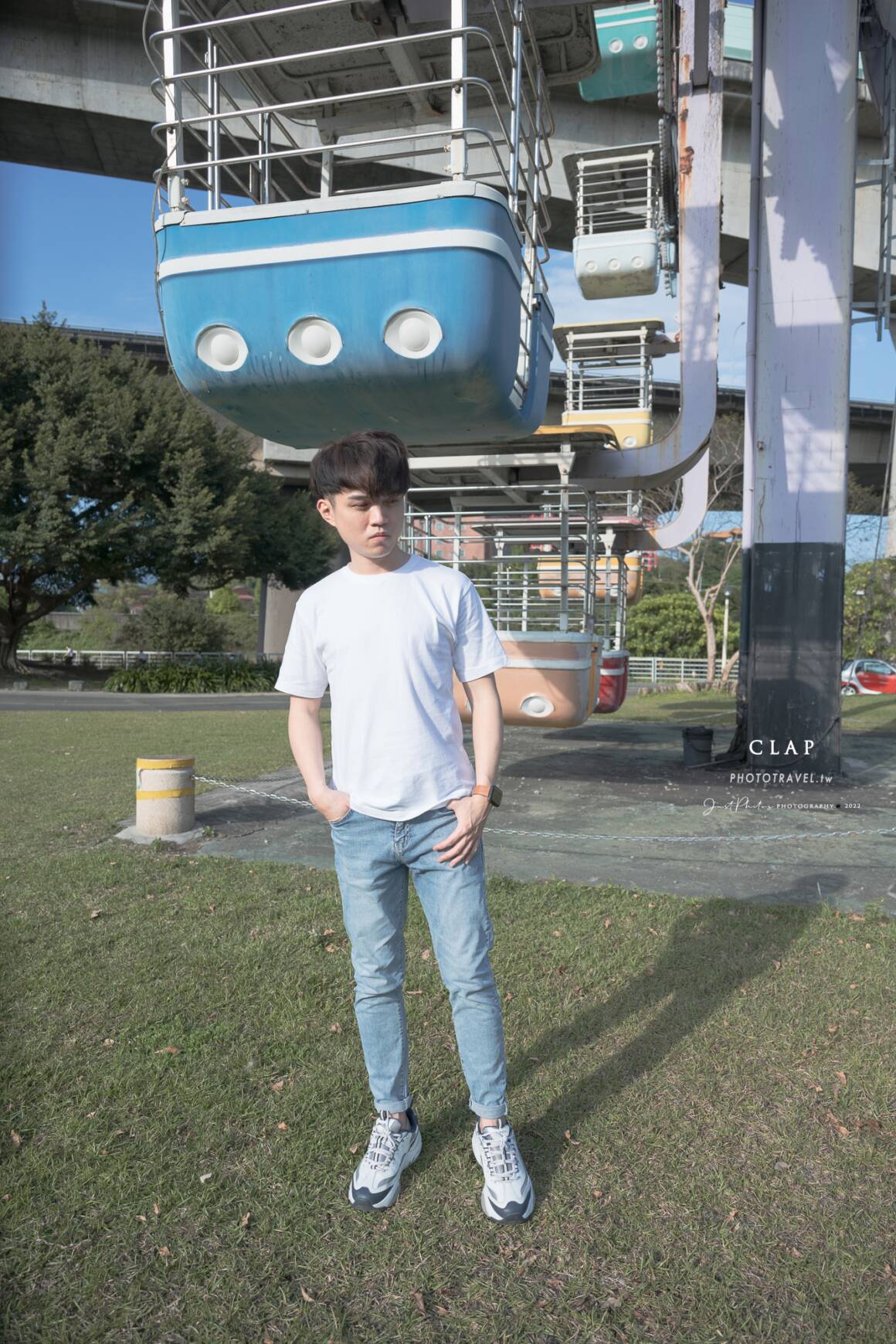 圓領白素T搭配藍色牛仔褲，應該就是最容易上手的素T穿搭方式。