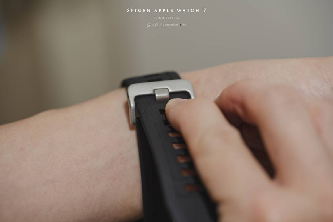 Spigen Rugged Armor Pro錶帶的孔位非常多，適用於各種手腕大小的用戶。