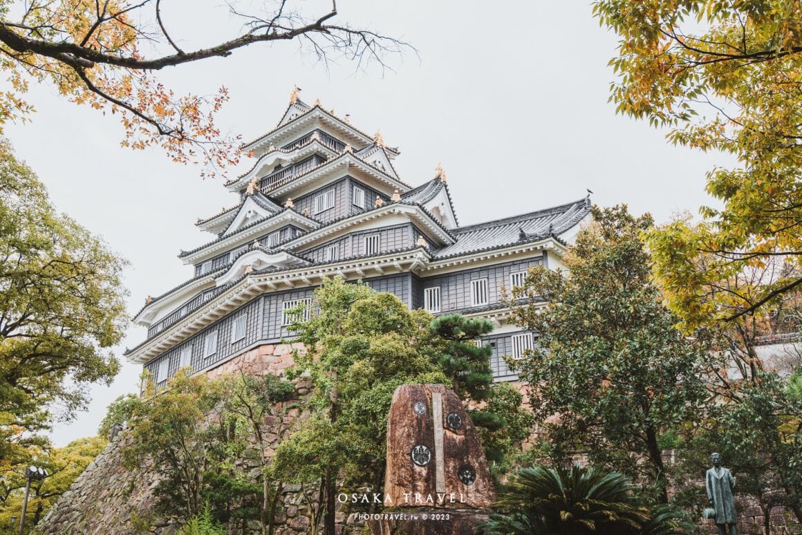 岡山城因外牆以大片黑漆為主，被稱為「烏城」。