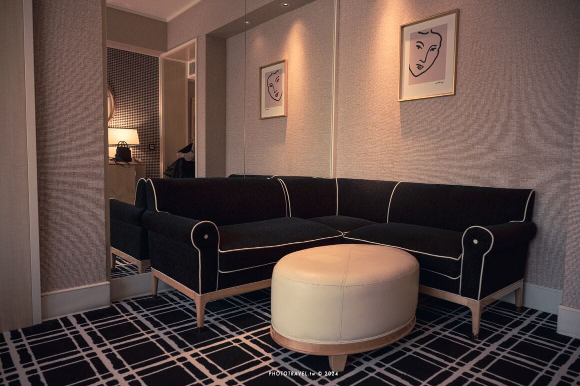 林酒店房內也有很大的L沙發擺放區。