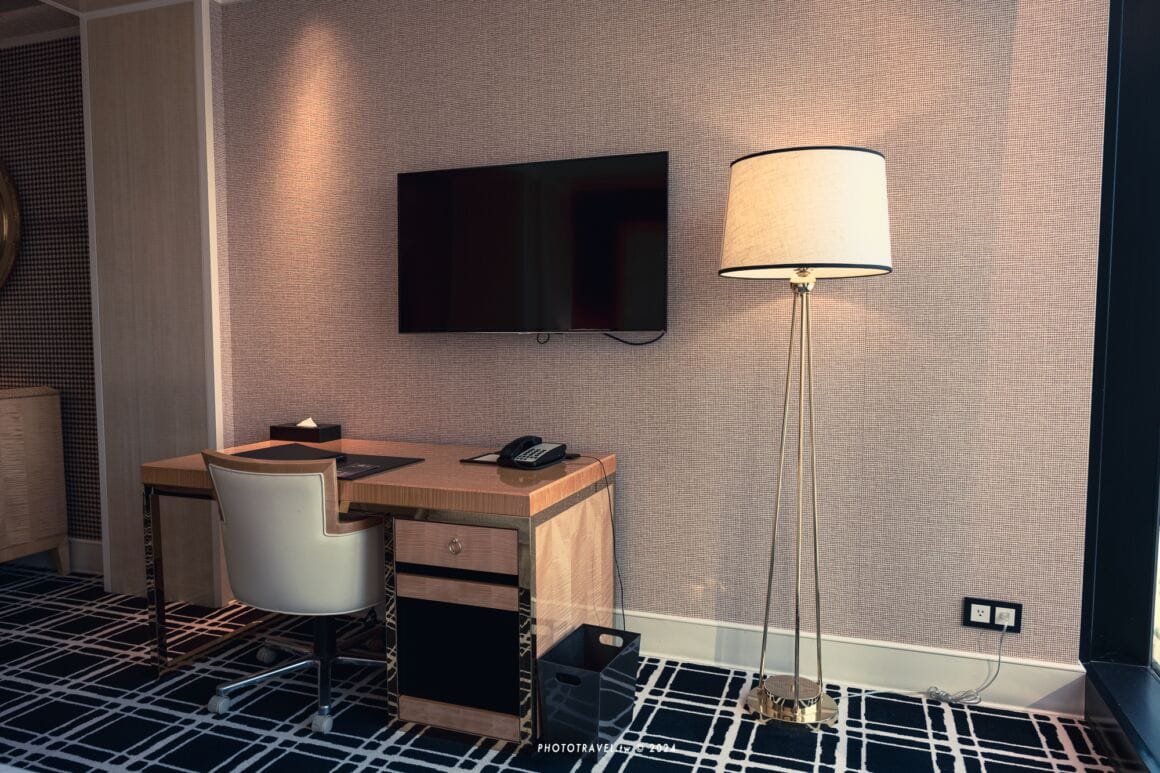 林酒店房內還有很大的工作桌，對於商務人士來說也是十分友善和必須的設施。