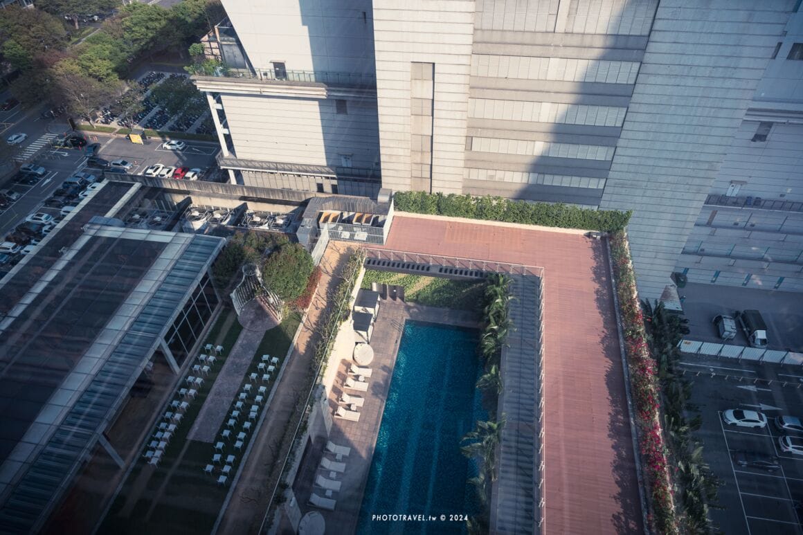 可以從高處眺望林酒店的露天泳池。