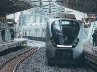 北部火車攝影推薦地點，列車通過汐科車站彎曲月台，捕捉 S 彎構圖瞬間