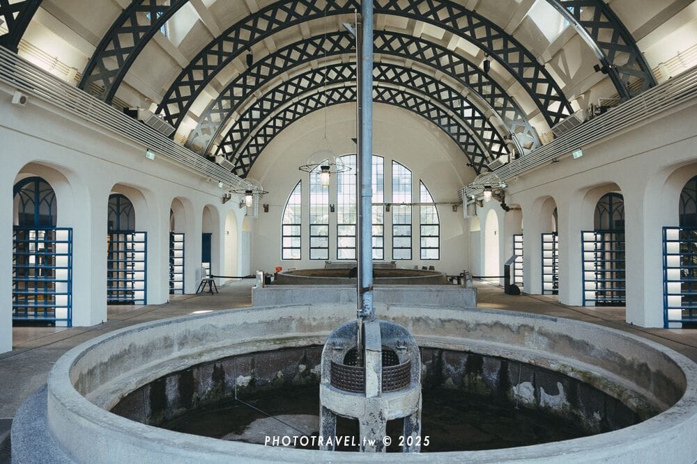 整建修復完成的台北機廠員工澡堂非常明亮，目前作為常設展的展示空間。