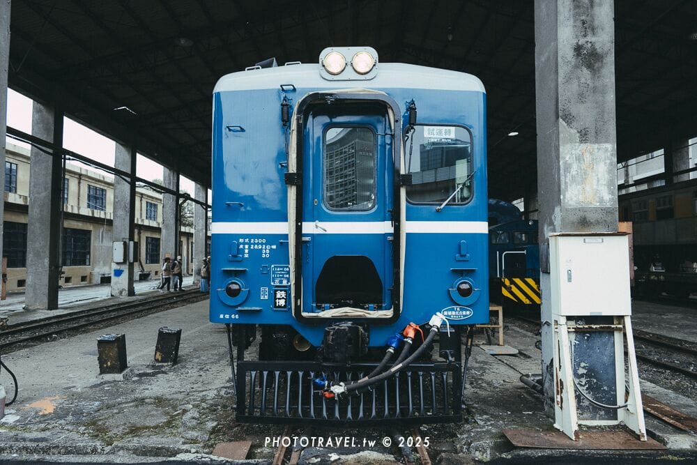 DR2100 - DR2400型柴電客車，也是鐵道迷俗稱的「藍寶寶」。