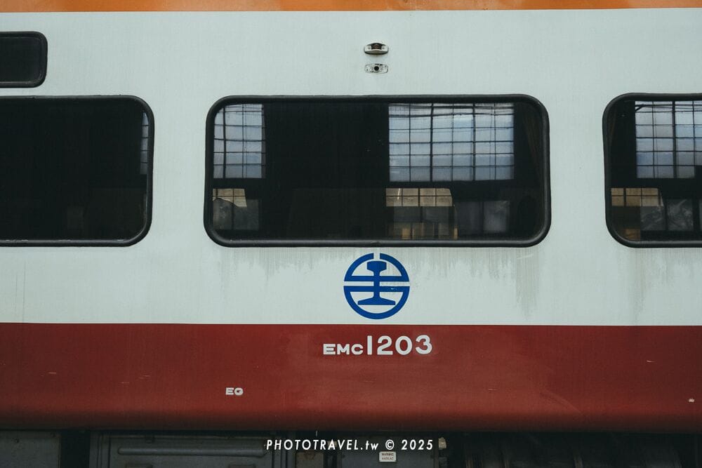 這次參加攝影專場場次前幾天才運送至鐵道博物館內存放尚未修復的「紅斑馬」EMU200。