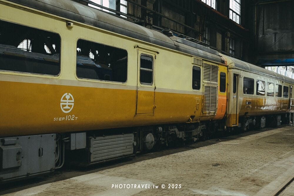 有「英國貴婦」之稱的EMU100第一代自強號，目前僅剩一列完整編組存放於鐵道博物館內。