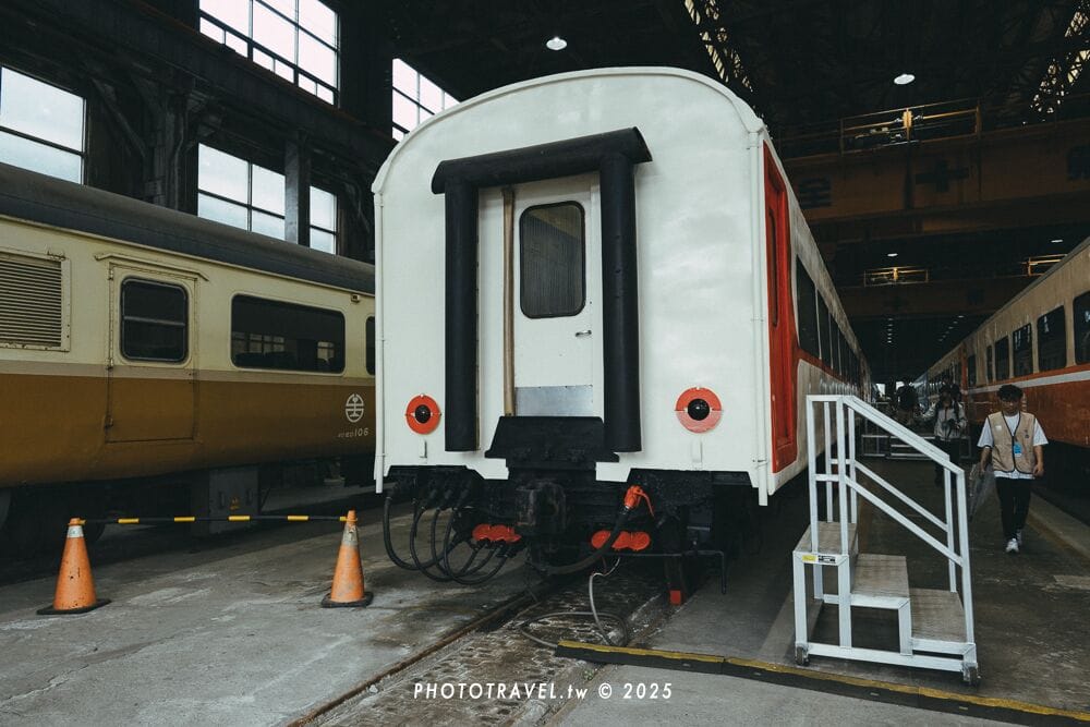 DC32750型觀光號餐車，重現過往莒光號餐車的外觀配色與內裝。