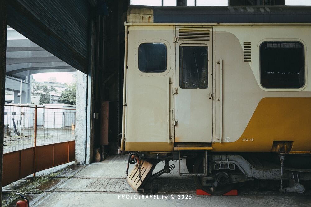 有「英國貴婦」之稱的EMU100第一代自強號，目前僅剩一列完整編組存放於鐵道博物館內。