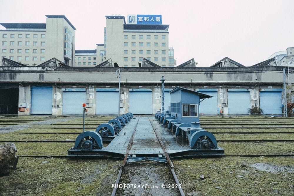 油漆工場與移車台，透過移車台可讓客車直接進油漆工場內進行塗裝更新。