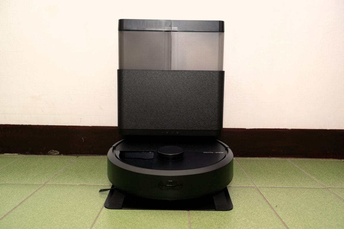 Roomba Plus 405 Combo掃拖機器人與AutoWash™全能基座。