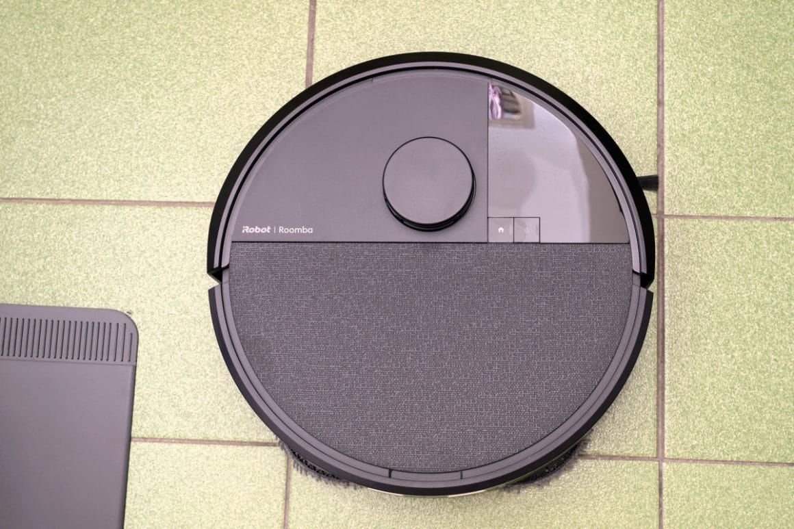 Roomba Plus 405 Combo掃拖機器人機身俯視，可看到頂部LiDAR偵測器與實體按鍵。