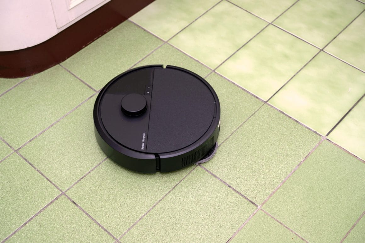 Roomba Plus 405 Combo掃拖機器人在磁磚地板上進行日常掃拖。