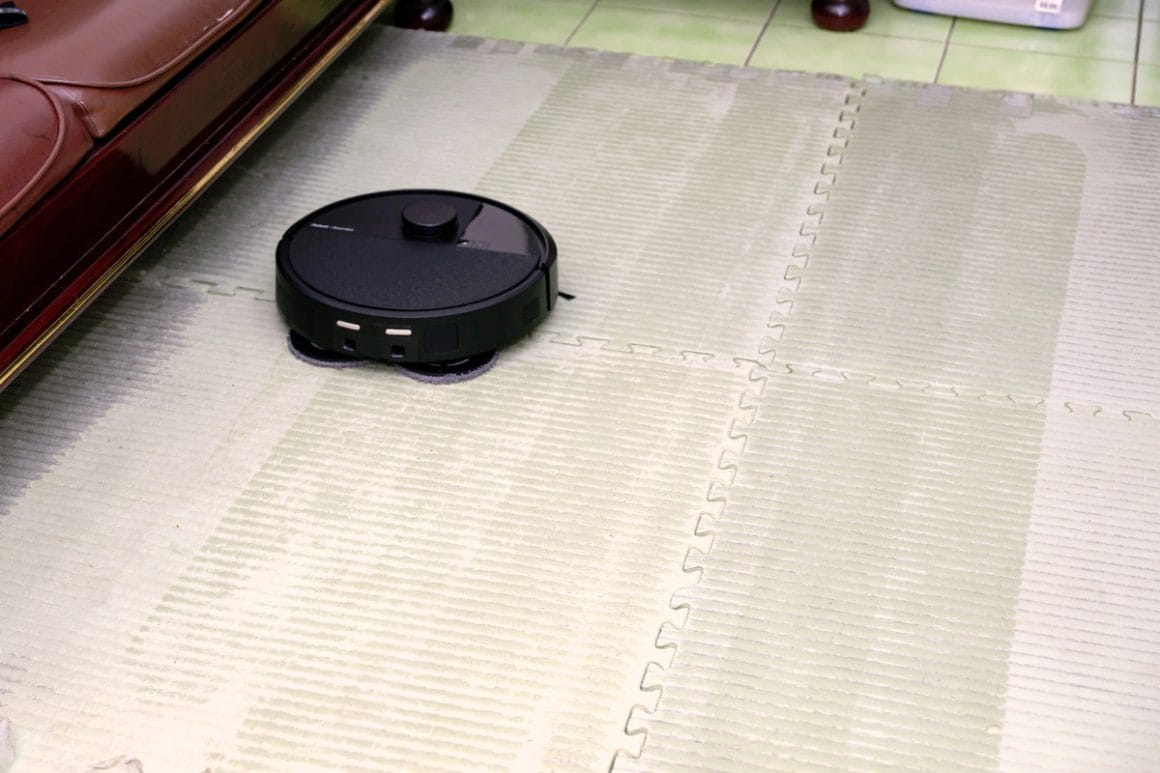 Roomba Plus 405 Combo掃拖機器人的實際清潔過程，可看到明顯有濕拖過的痕跡。